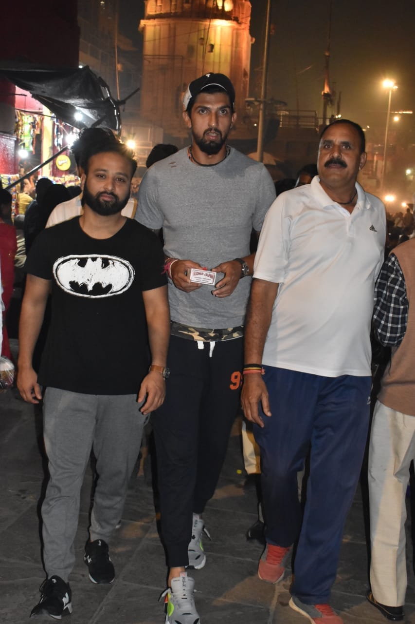 Cricketer Ishant Sharma reached varanasi