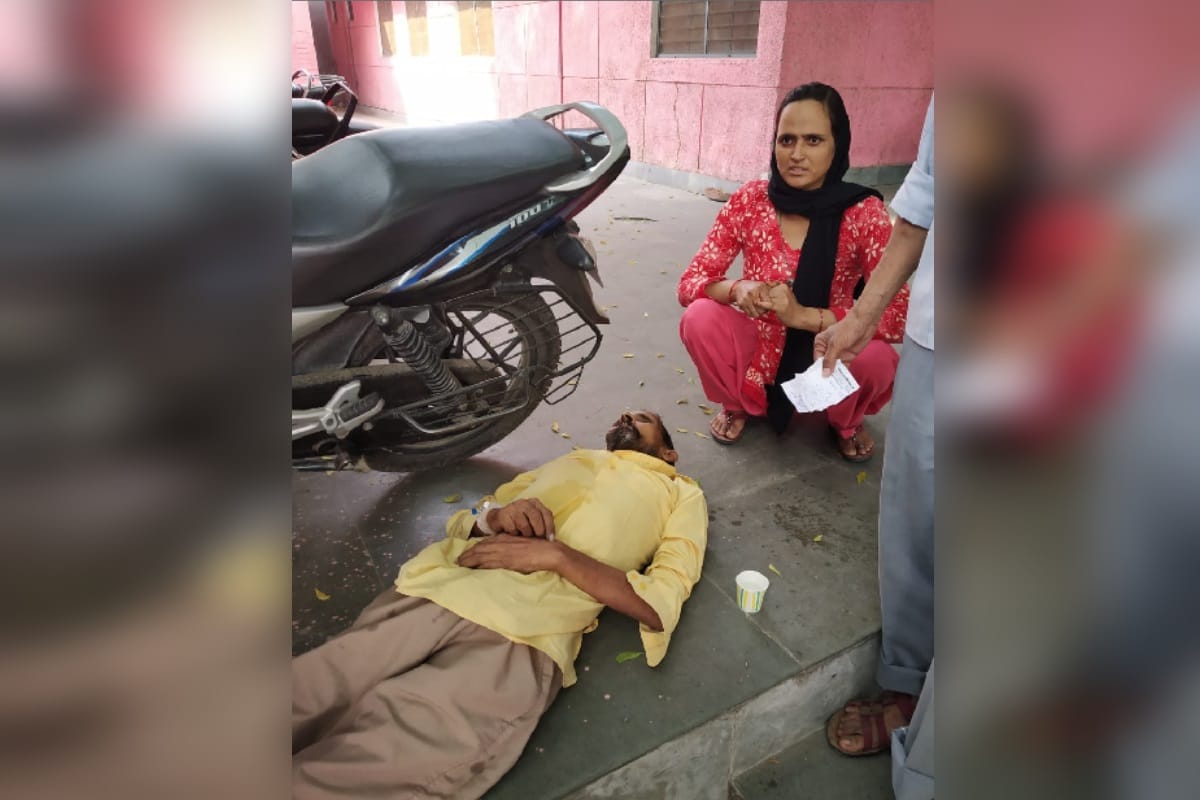 Negligence of employees has exposed in District Hospital after patient did not get the stretcher