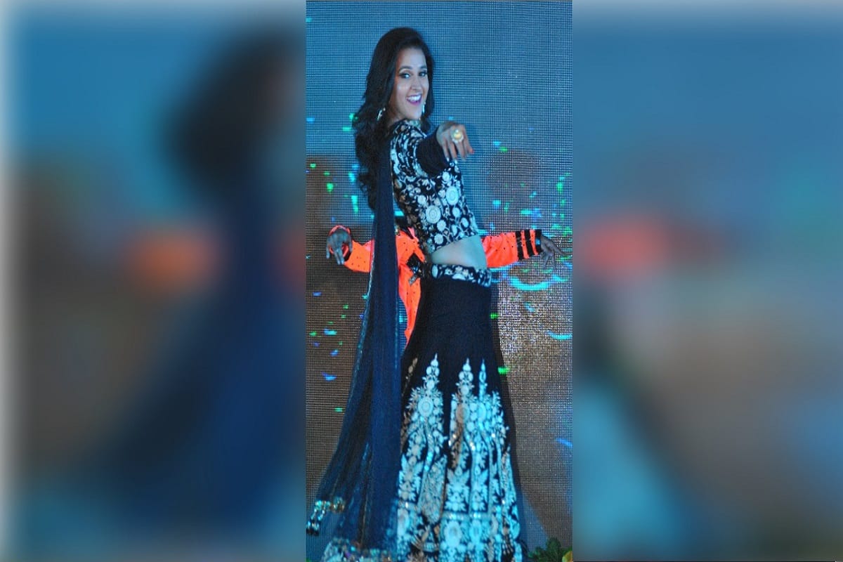 TV actress Aastha Aggarwal has dancing in a program at Meerut city