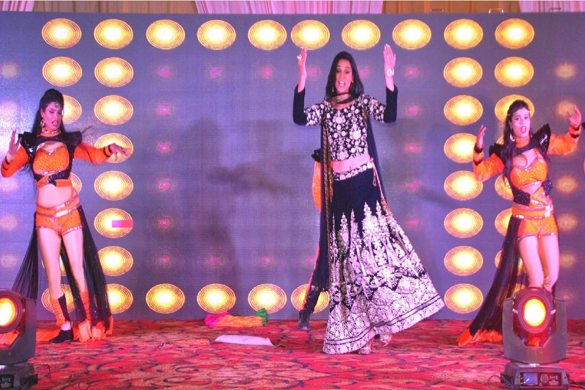TV actress Aastha Aggarwal has dancing in a program at Meerut city