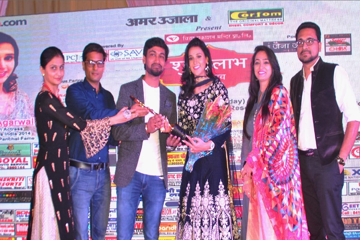 TV actress Aastha Aggarwal has dancing in a program at Meerut city