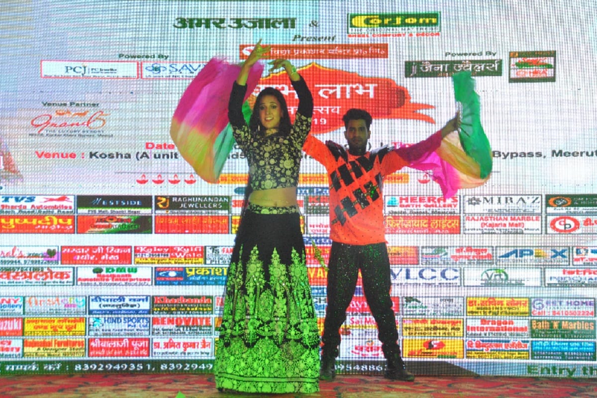 TV actress Aastha Aggarwal has dancing in a program at Meerut city