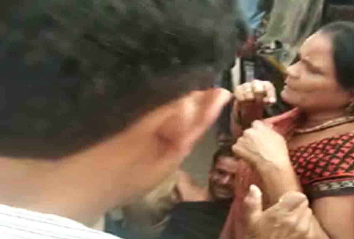 police officer attacked women in mahoba