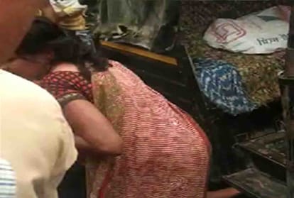 police officer attacked women in mahoba