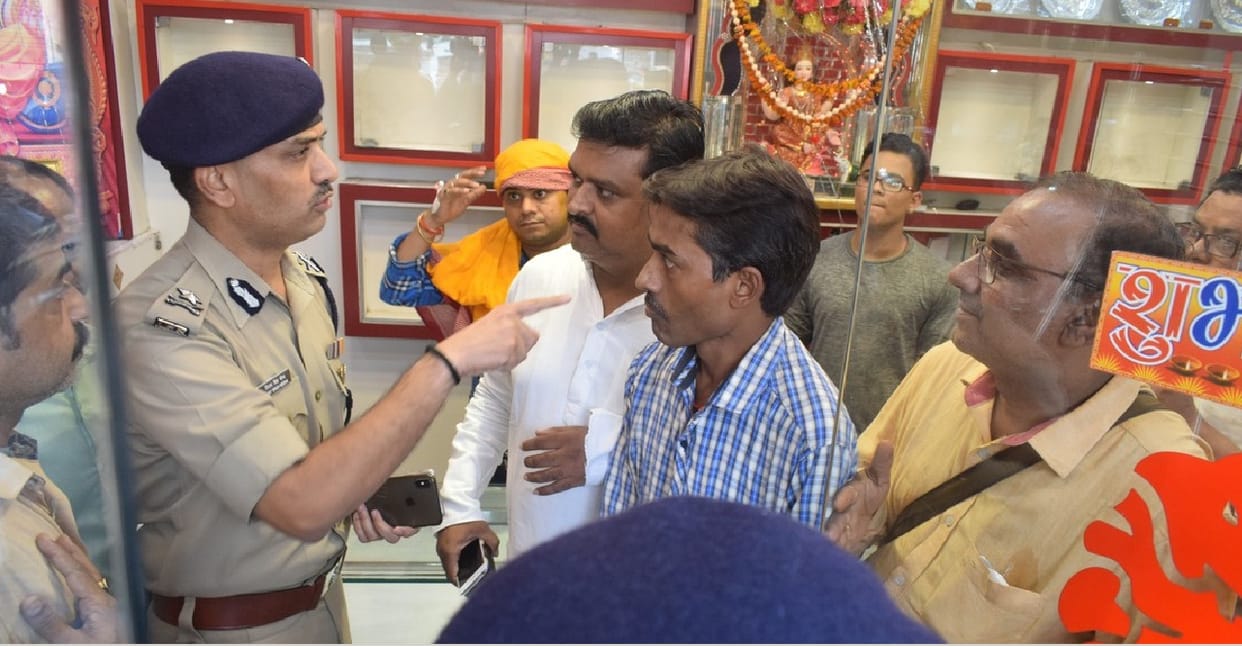 Bullion shops closed in Jaunpur against robbery