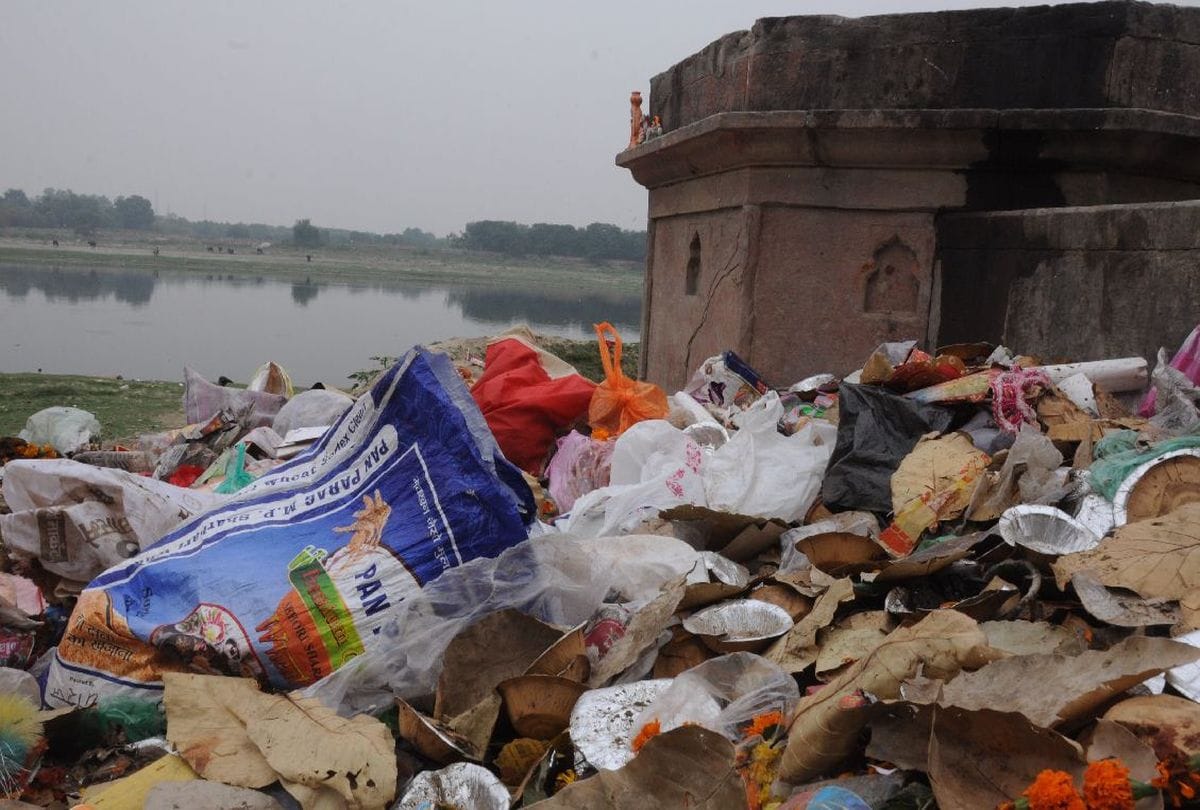 garbage piles near the Taj Mahal in agra