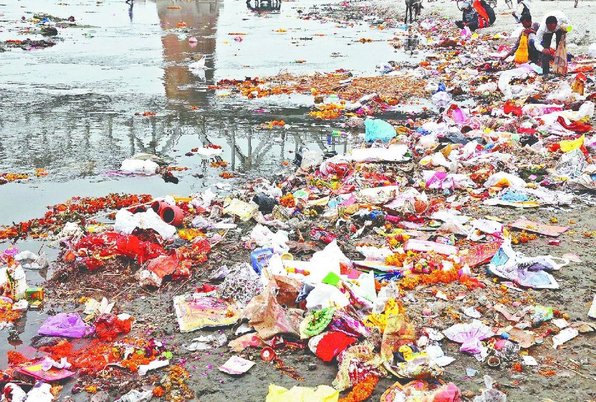 garbage piles near the Taj Mahal in agra