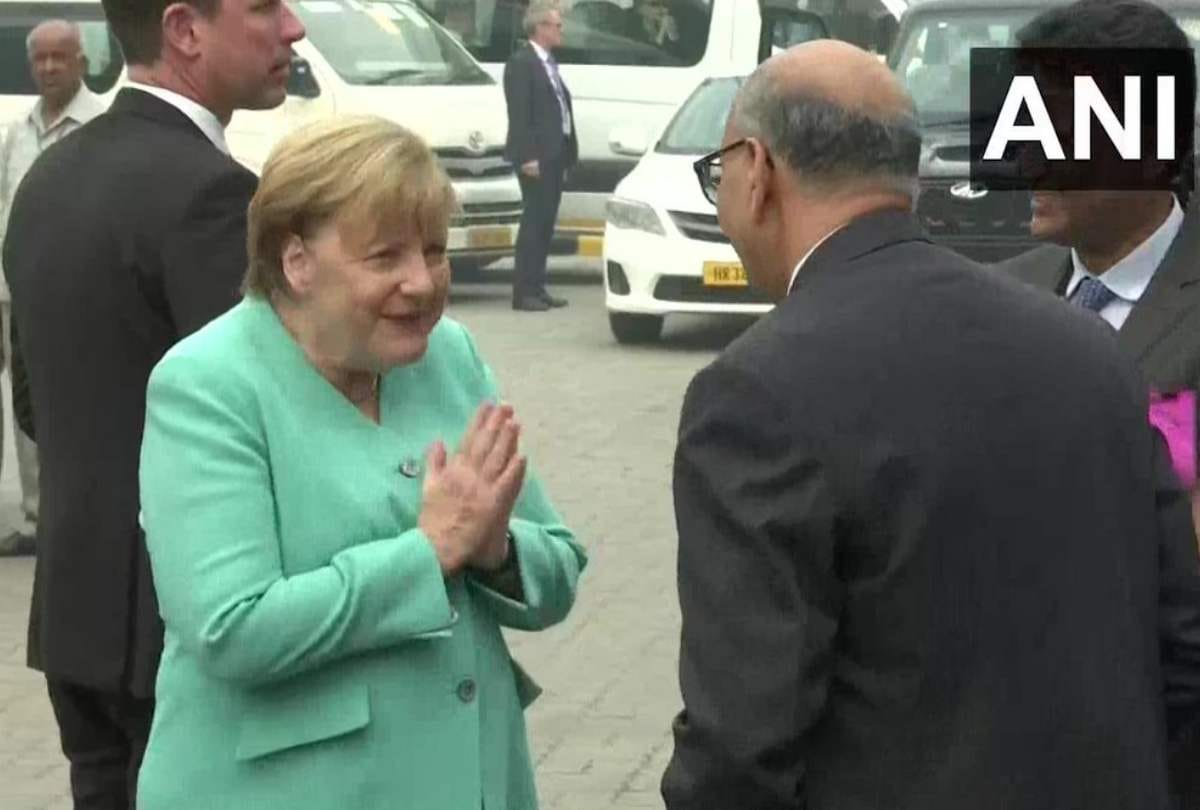 Germany chancellor angela merkel meets e rikshaw operators dwarka delhi invest 1 bn euro in india