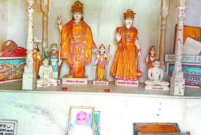 दंतधावनकुंड के पास गुजराती भवन स्थित मंदिर में सद्भाव के दर्शन होते हैं।