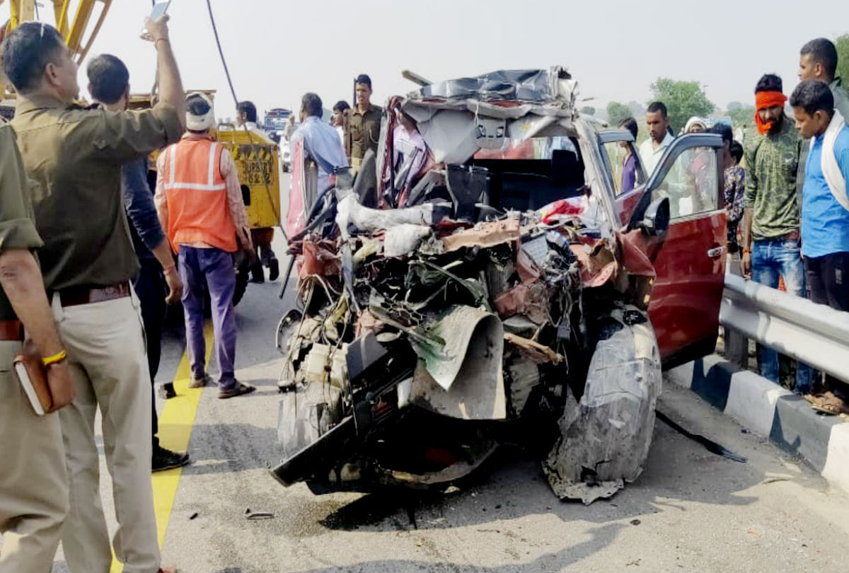 car accident on agra lucknow expressway in agra