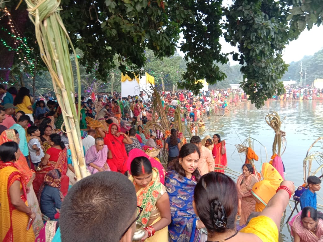 Chhath pooja today womens reached the banks of rivers and ponds