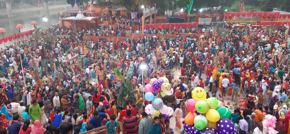 Chhath pooja today womens reached the banks of rivers and ponds