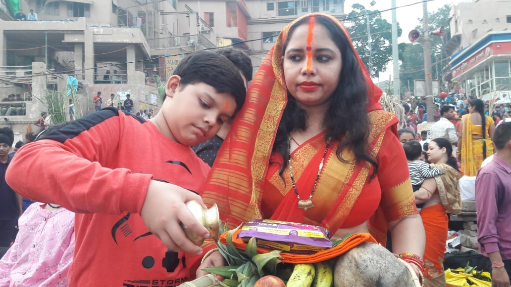 Chhath pooja today womens reached the banks of rivers and ponds