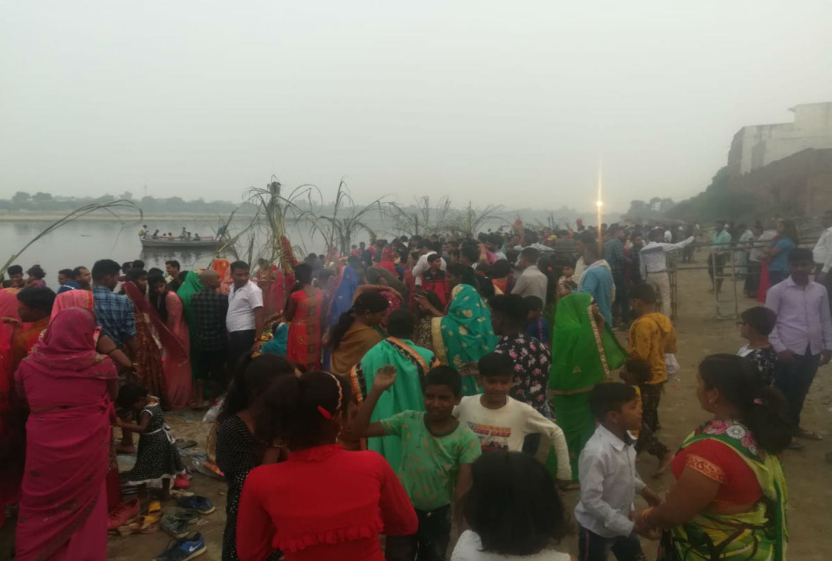 Chhath Puja 2019 women performed surya puja on yamuna ghats in agra