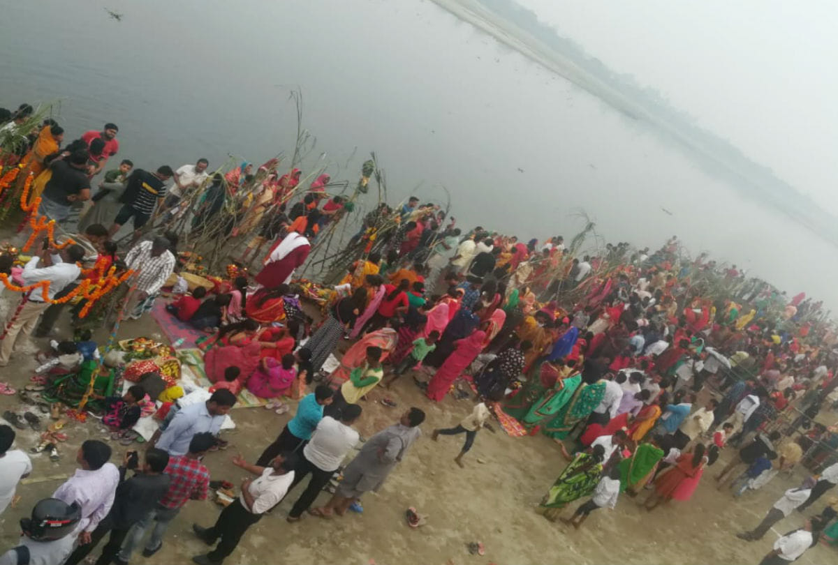 Chhath Puja 2019 women performed surya puja on yamuna ghats in agra