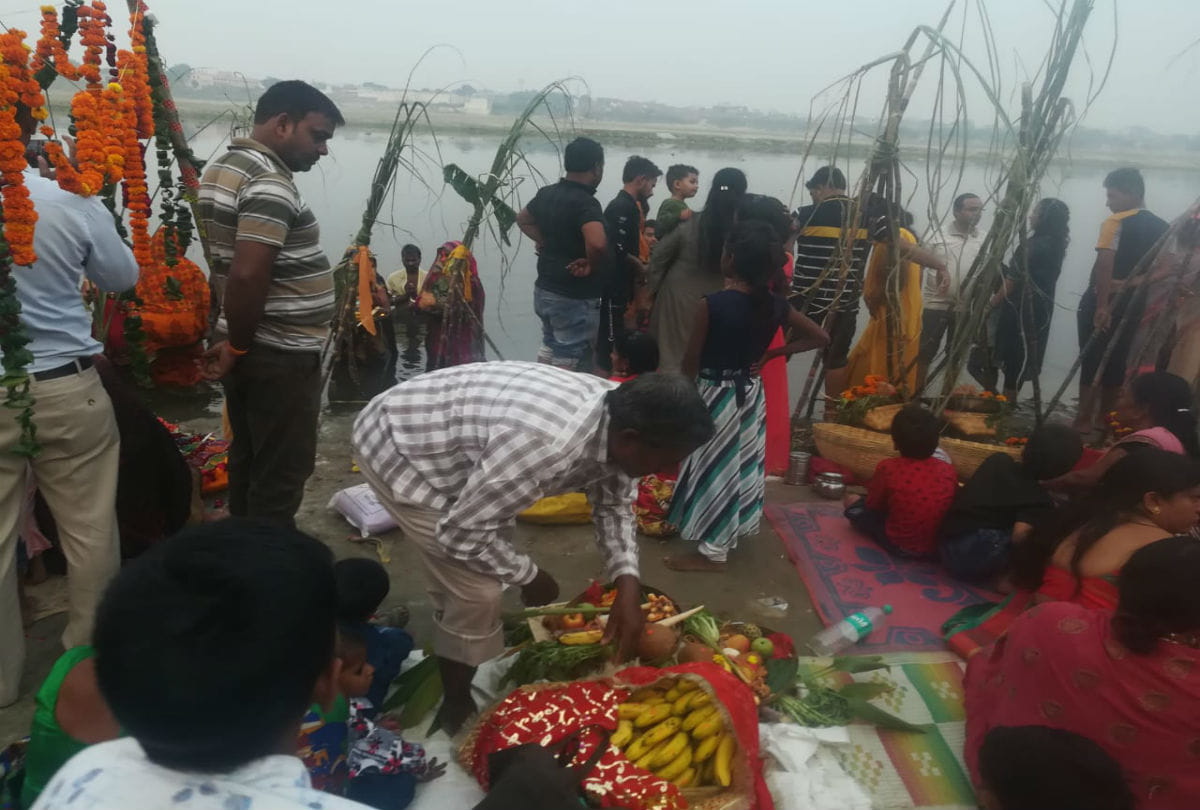 Chhath Puja 2019 women performed surya puja on yamuna ghats in agra