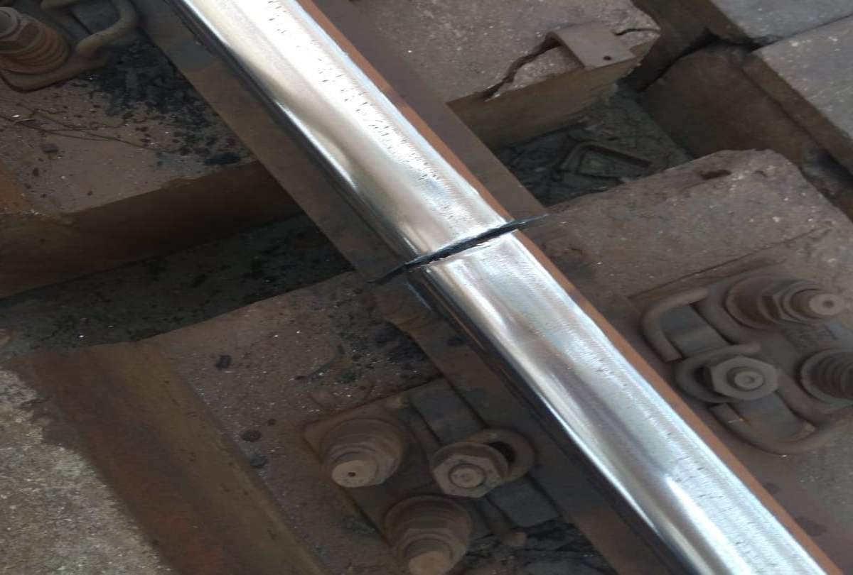 Delhi metro service delayed due to crack in track at indraprastha station resume after one hour