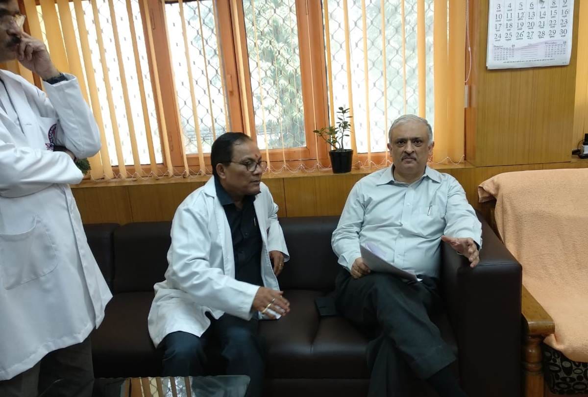 Principal Secretary Health Devesh Chaturvedi inspected the civil hospital in lucknow