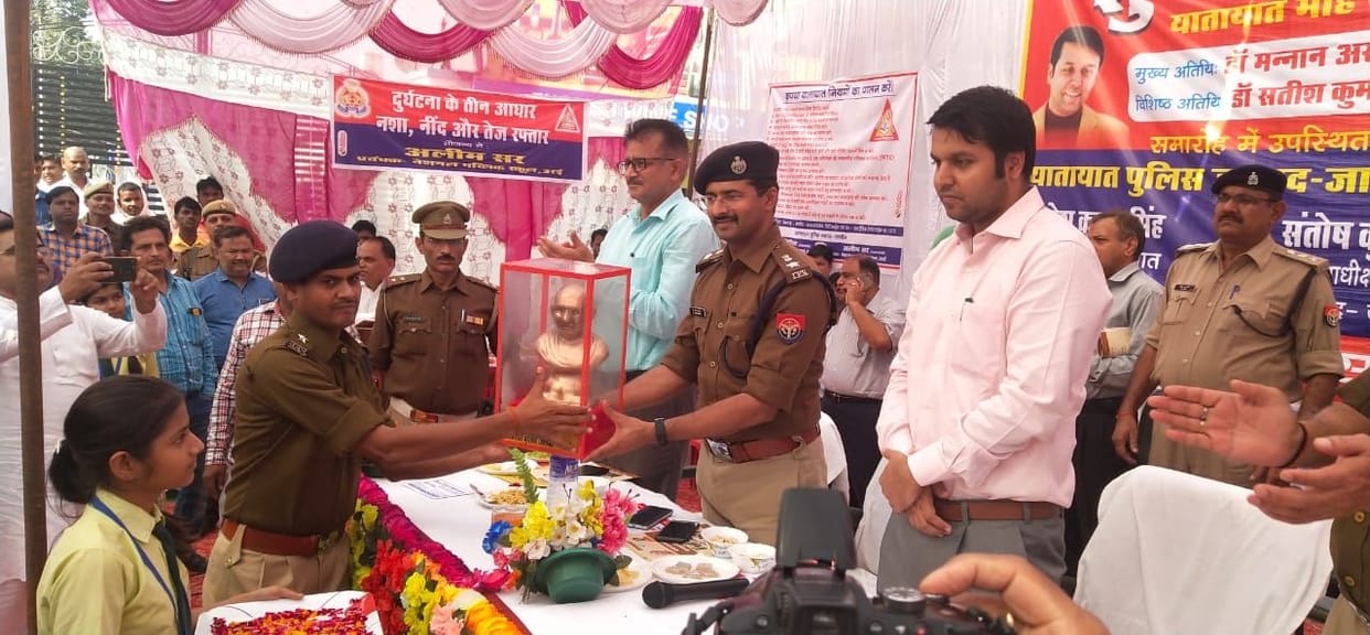 Do not sit three rides, women should also wear helmets