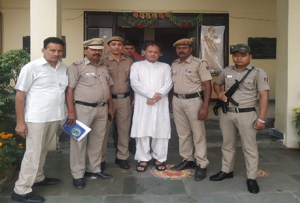A fraudster who calls himself an IAS arrested by delhi police 