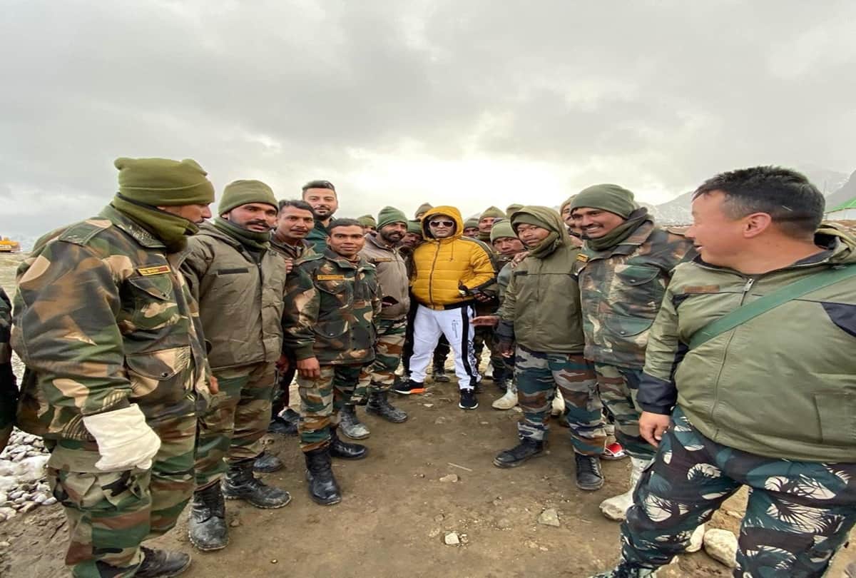 manish flirt with kajol ajay gets angry and shahid comment on virat photo five big news