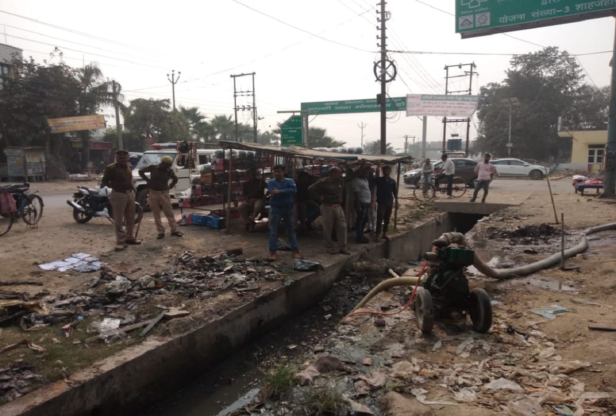 SIT along with the police cleaned the drains In the Chinmayanand case