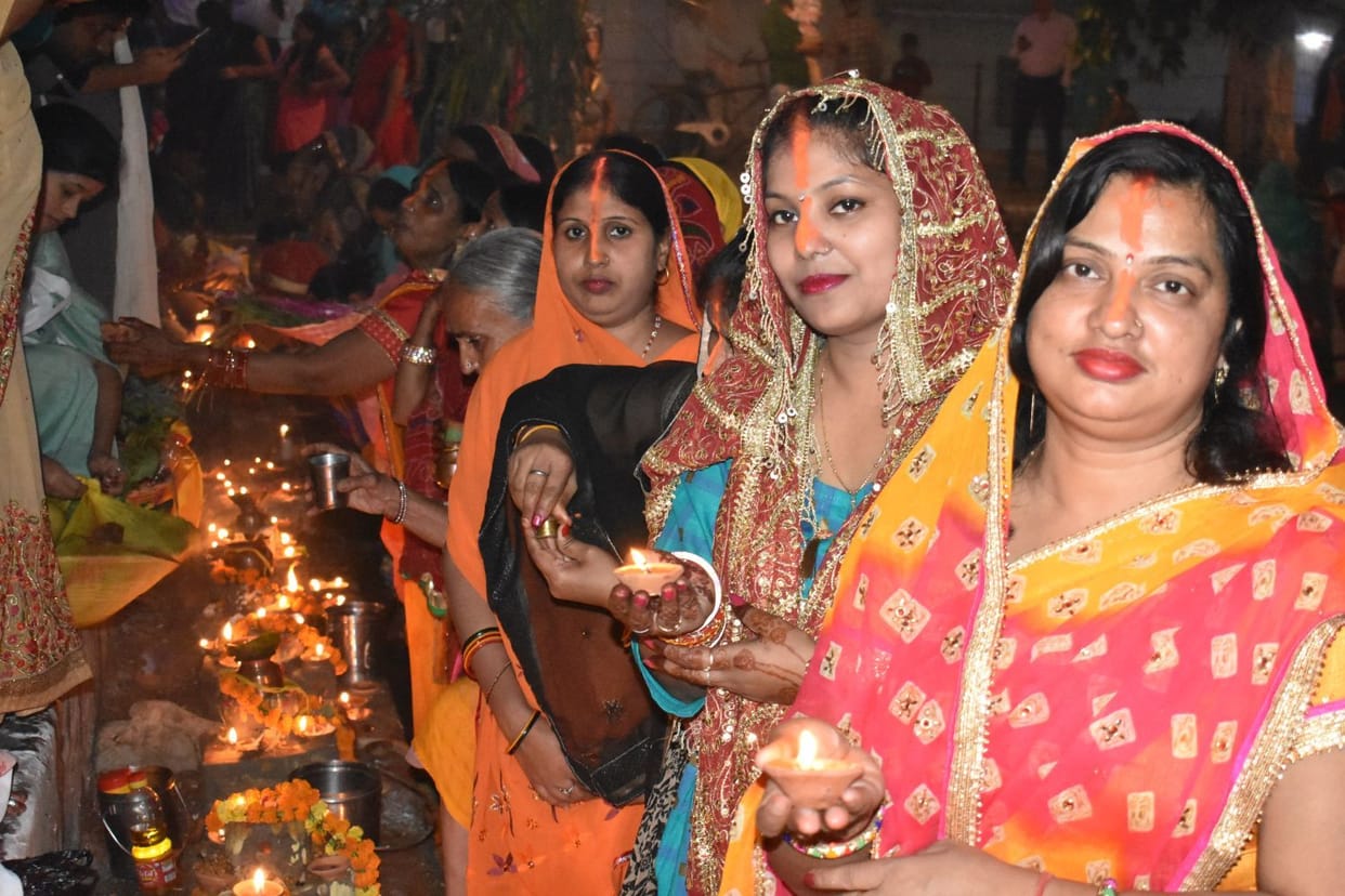 Women gave arghya to asthachalagami sun