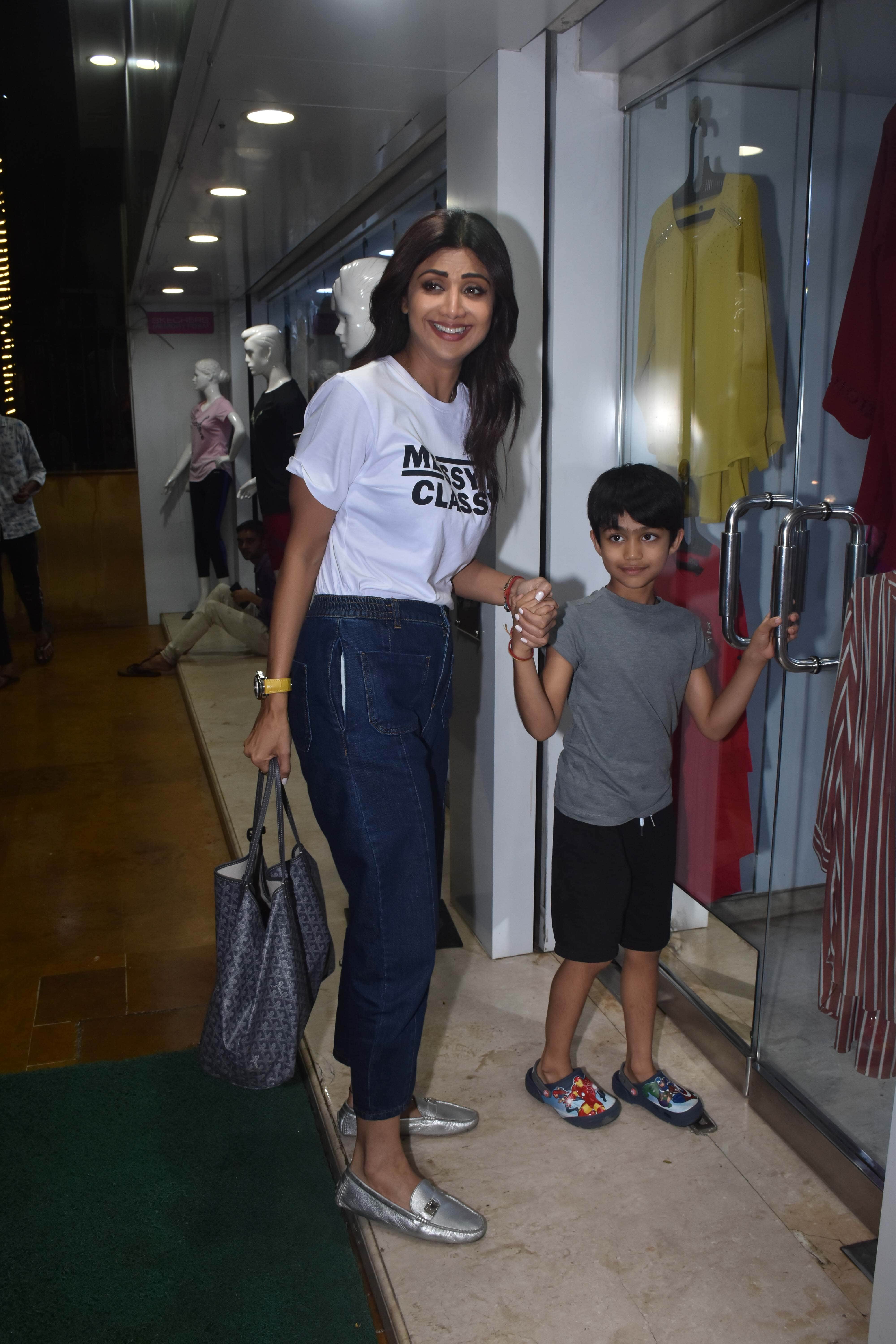 akshay kumar to sara ali khan here bollywood celebrities spotted