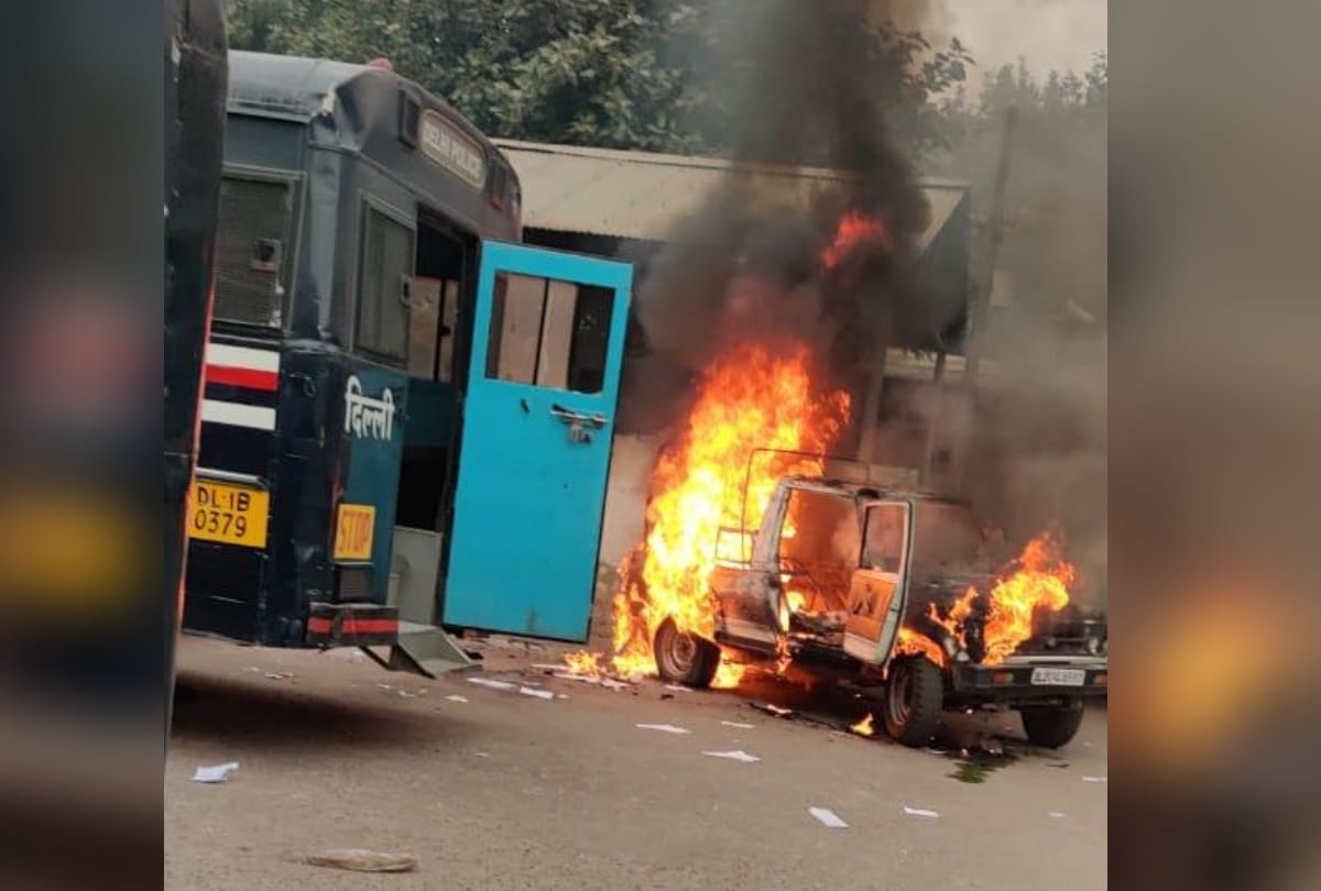 clash between police and lawyers in tis hazari court many vehicles set on fire force deployed delhi