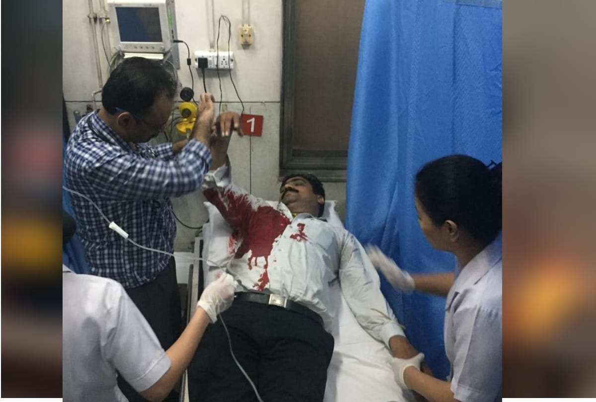 clash between police and lawyers in tis hazari court many vehicles set on fire force deployed delhi