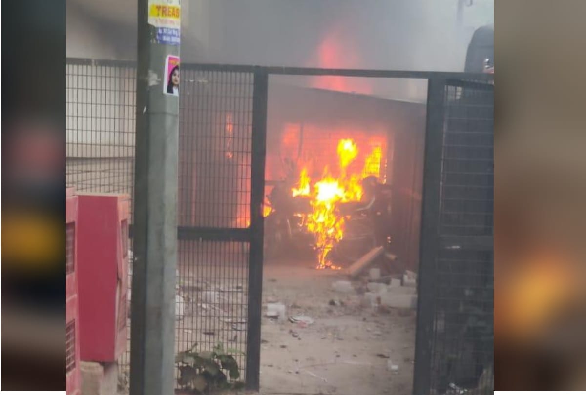 clash between police and lawyers in tis hazari court many vehicles set on fire force deployed delhi