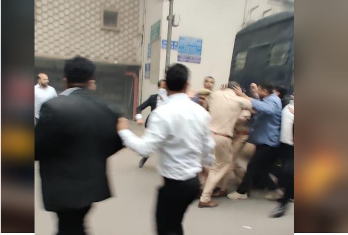 clash between police and lawyers in tis hazari court many vehicles set on fire force deployed delhi