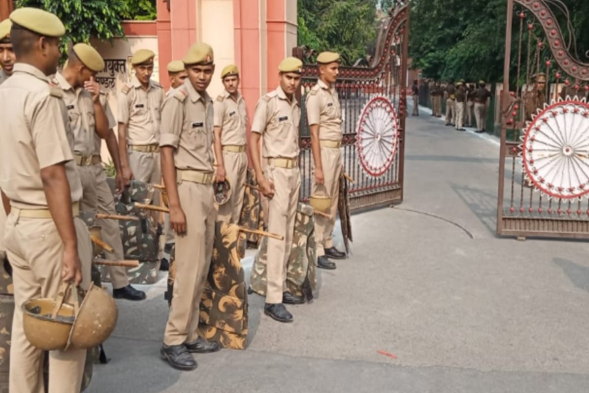 Farmers Protest at Meerut Commissionary for  Land compensation of Meerut Express Way