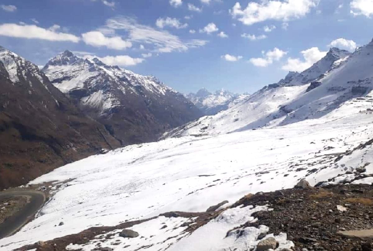 Snowfall at Rohtang, live photos.