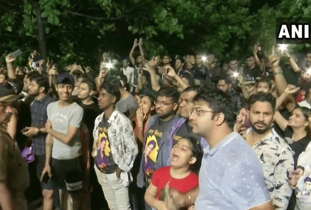 Shahrukh Khan waves at fans outside his residence Mannat on his 54th birthday