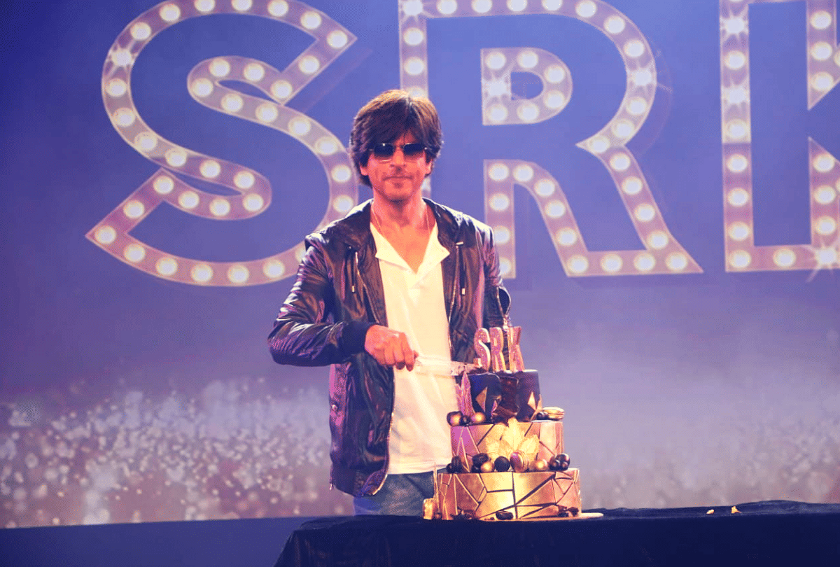 Shah Rukh Khan celebrate his birthday with fans not announce any film