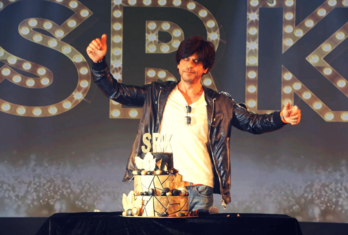 Shah Rukh Khan celebrate his birthday with fans not announce any film