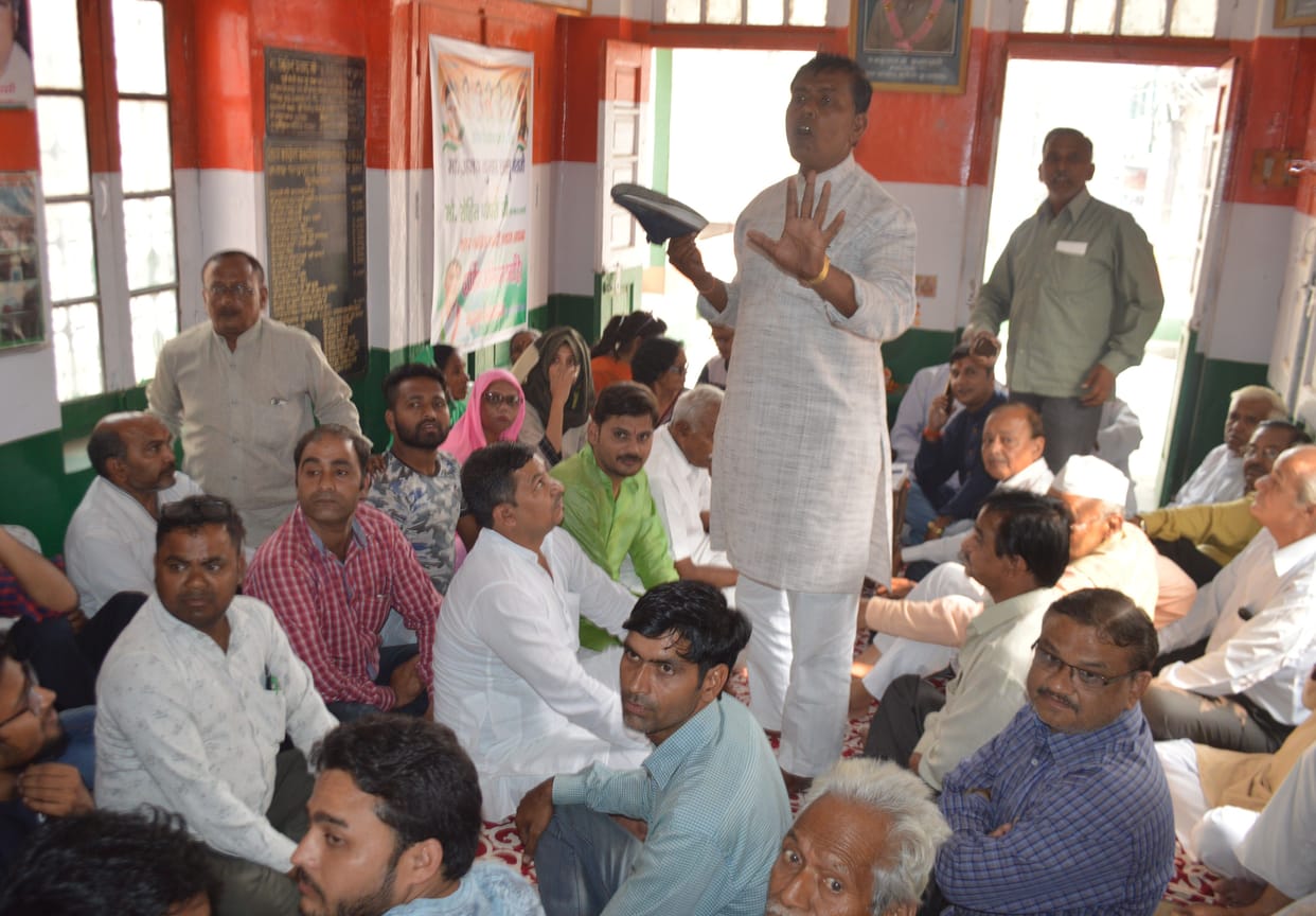 Uproar in front of state secretary in congress meeting, jutam paizar