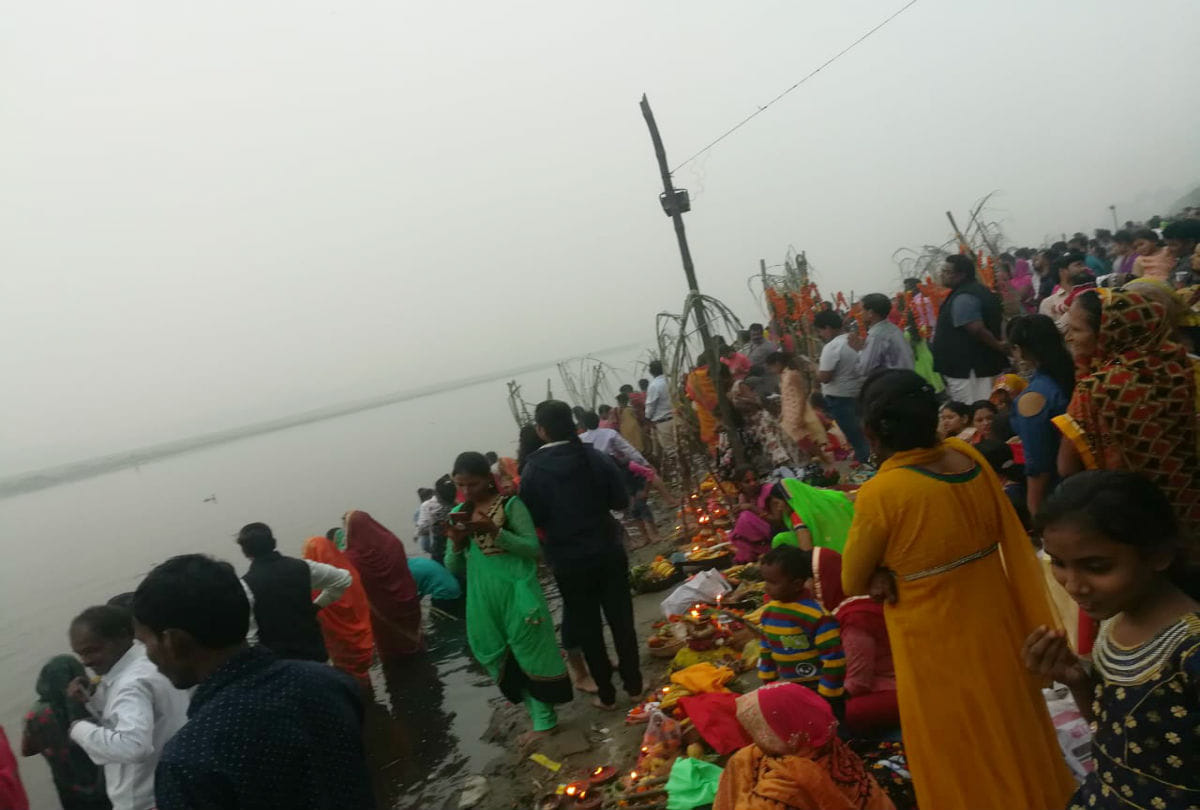 chhath Puja 2019 devotees offeres arghya to Surya Dev at Yamuna Ghats in agra