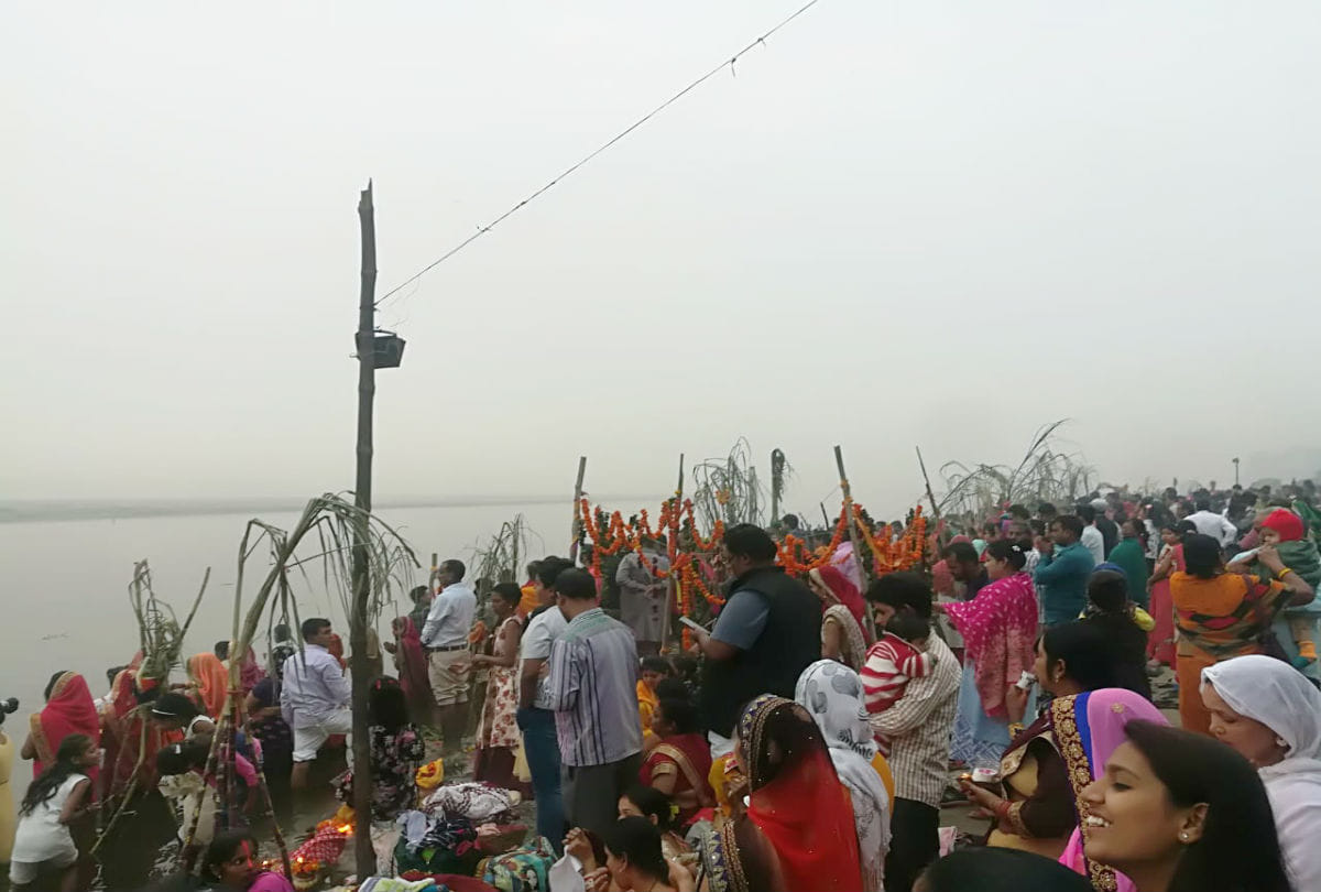 chhath Puja 2019 devotees offeres arghya to Surya Dev at Yamuna Ghats in agra