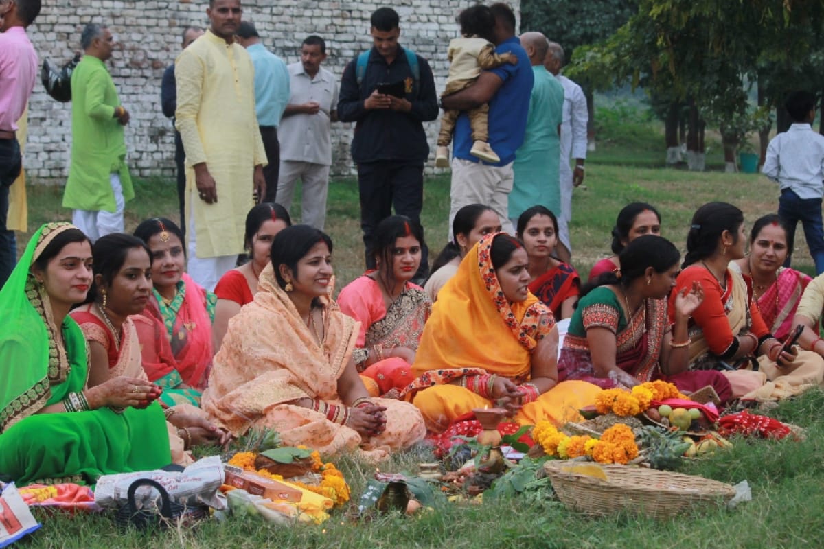 chhath pooja 2019: festival completing by offering arghya to the rising sun in Meerut