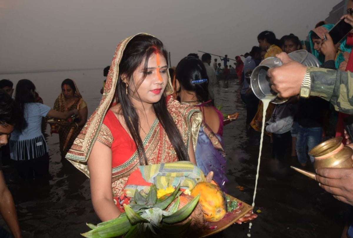 chhath Puja 2019 devotees offeres arghya to Surya Dev at Yamuna Ghats in agra