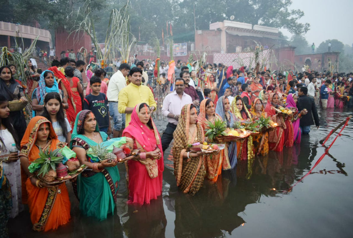 chhath Puja 2019 devotees offeres arghya to Surya Dev at Yamuna Ghats in agra