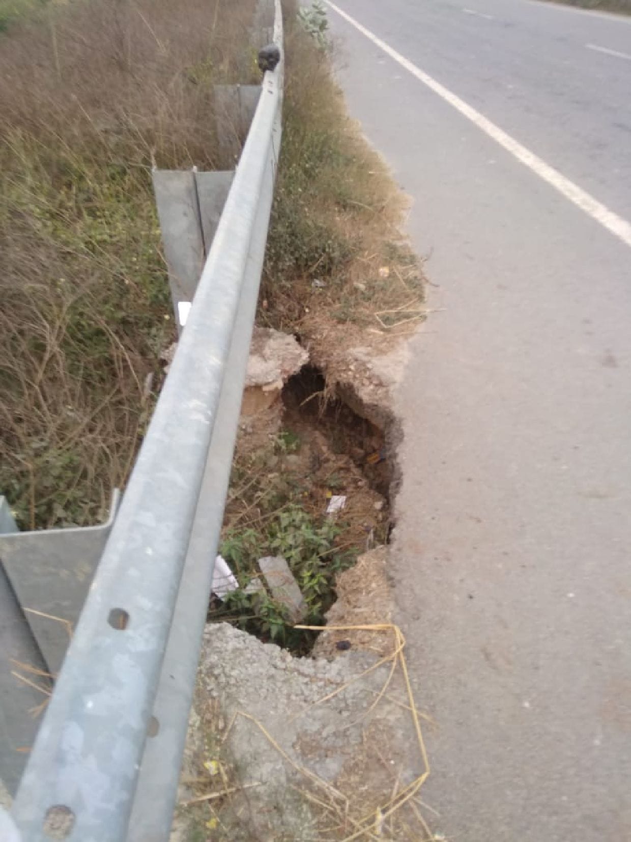 Crater on the international route, people's lives threatened