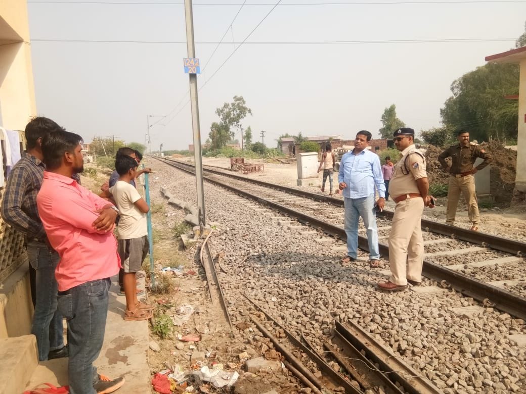 Passengers chainpulling on snatching mobile