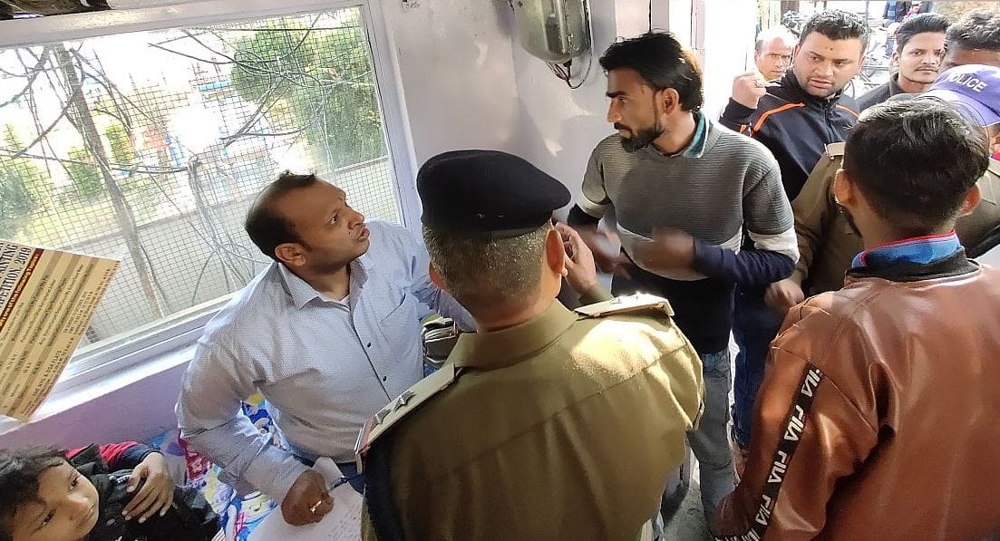 Taxi driver molested by tourist from Delhi, guide beaten