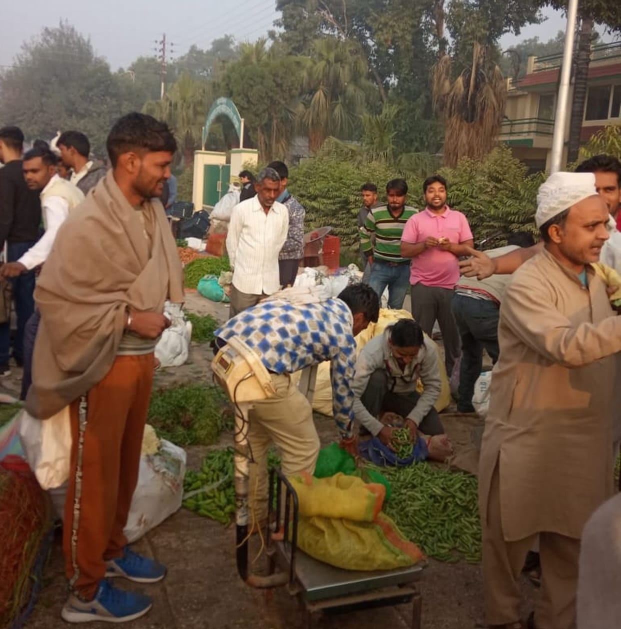 Market put on the road to protest against allotment