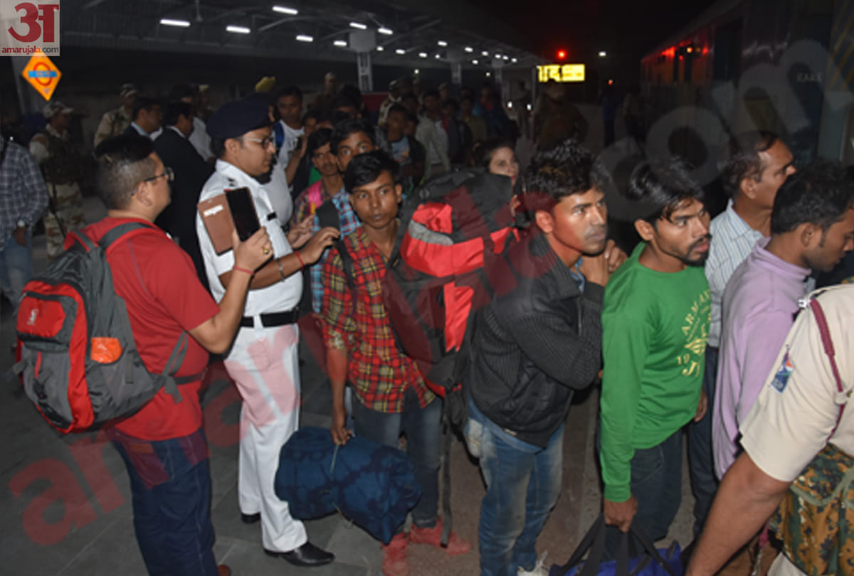 Getaway of non-Kashmiri workers from the Valley, 138 workers of West Bengal go back