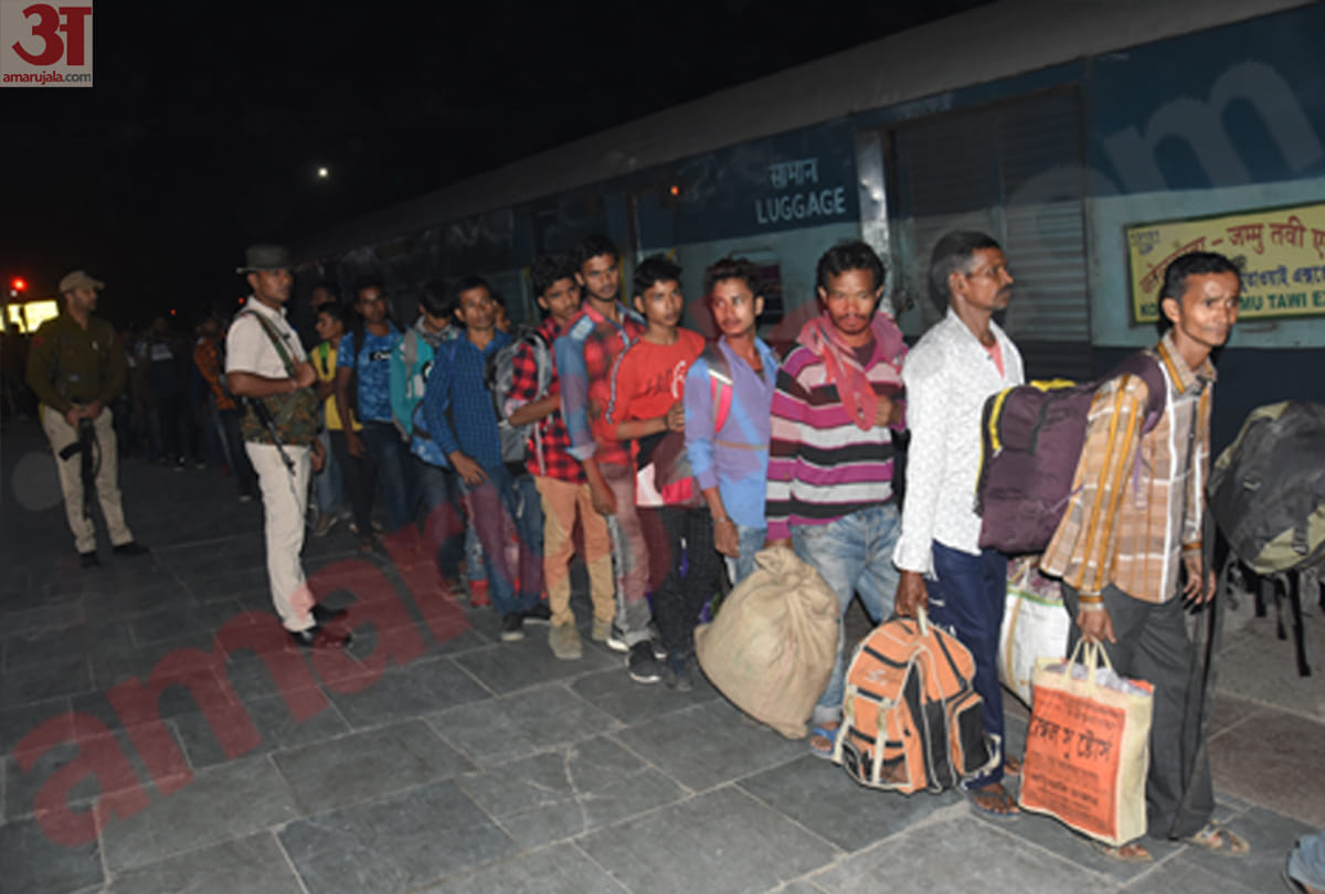 Getaway of non-Kashmiri workers from the Valley, 138 workers of West Bengal go back