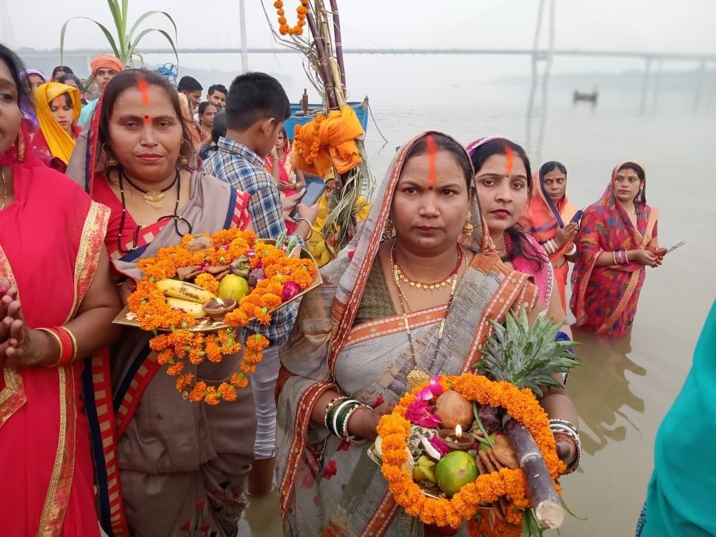 ladies organised the chhatha pooja